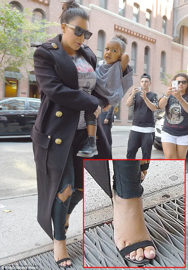 Come on Kim, saatnya memakai alas kaki yang lebih nyaman! © Splashnews.com