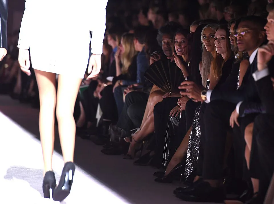 Kim duduk di frontline tepat di sebelah Julianne Moore © Shutterstock/dailymail.co.uk