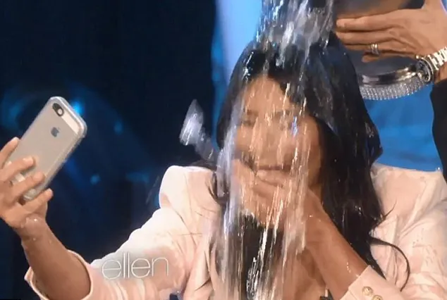 Sempat selfie saat Ice Bucket Challenge @ dailymail.co.uk