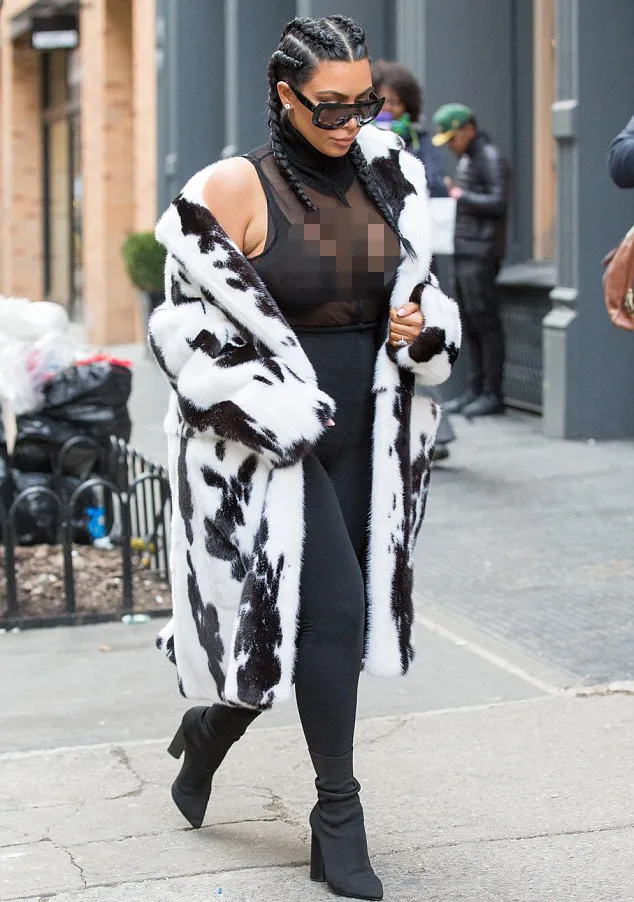 Kim umbar bagian pribadi © FameFlynet.com