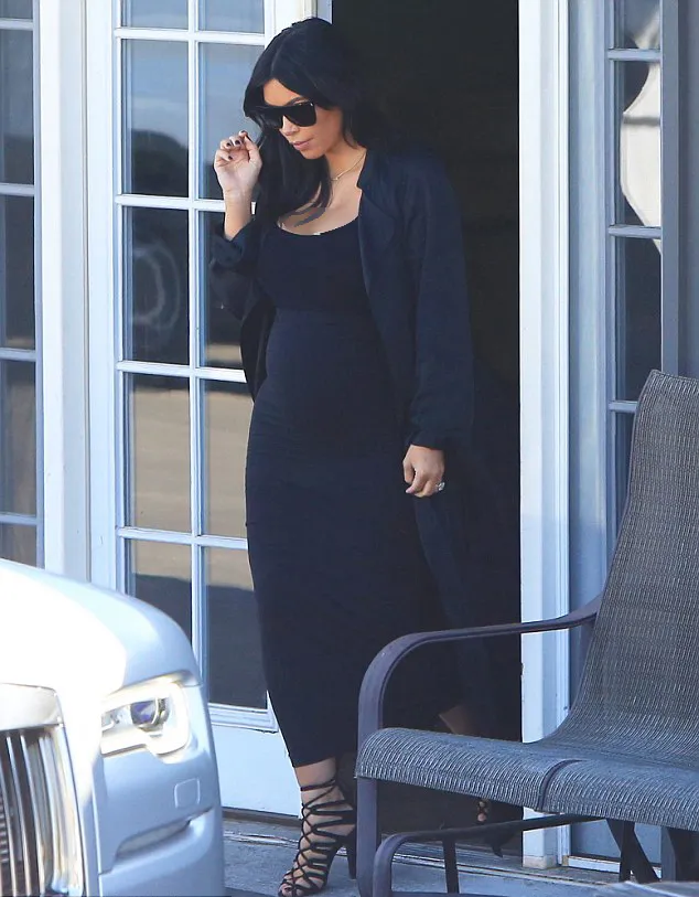 Kim tampil tertutup setelah buka-bukaan di media sosial © dailymail.co.uk