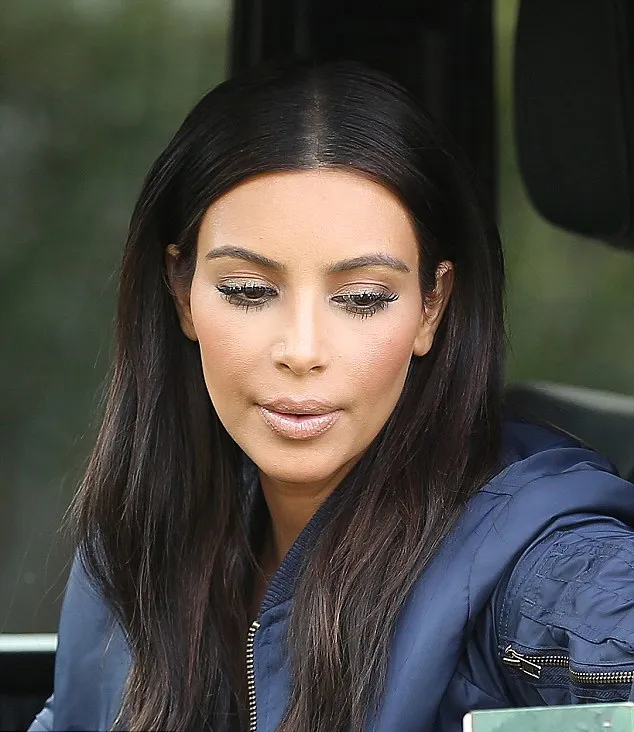 Kim Kardashian dengan make-up tebal @ dailymail.co.uk