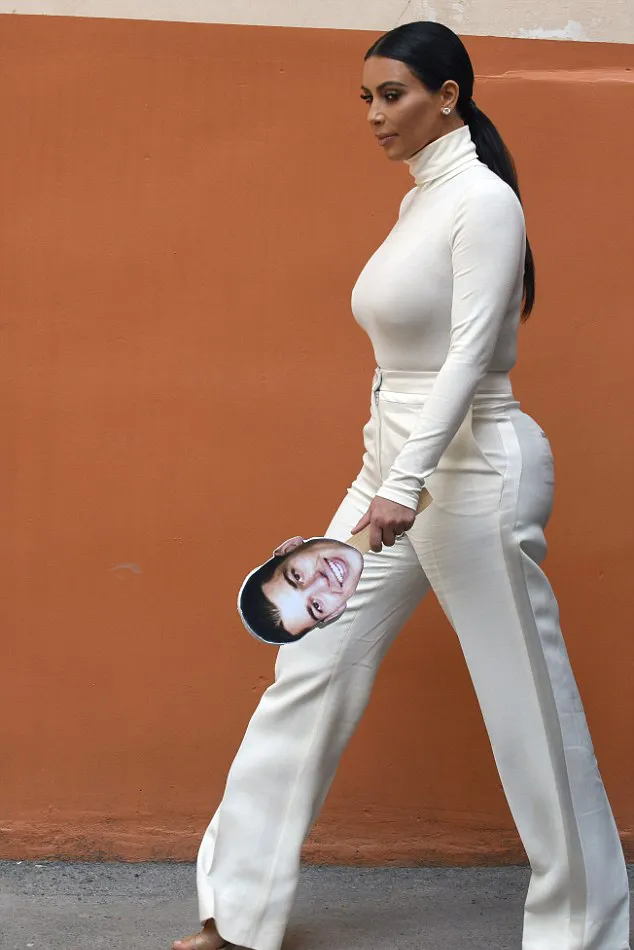 Kim tampil menggoda dengan outfit ketat ©AFP