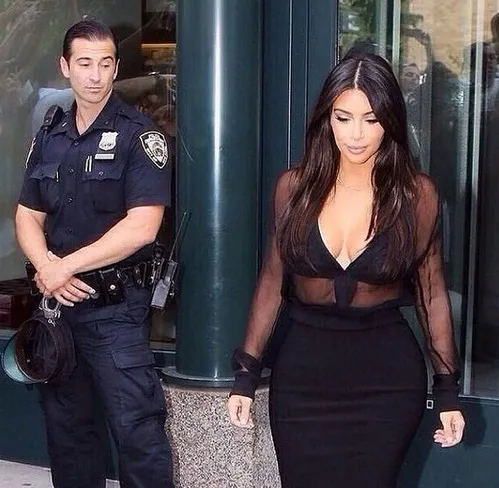Kim Kardashian dan polisi @ Instagram/KimKardashian