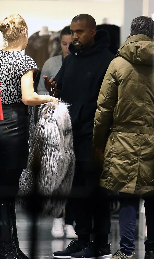 Kanye saat belanja, apakah fur coat cantik ini untuk Kim? ©splashnews.com