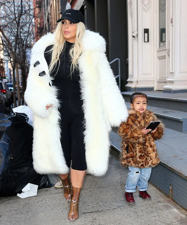 North West tak mau kalah keren dari ibunya © Splashnews via dailymail.co.uk