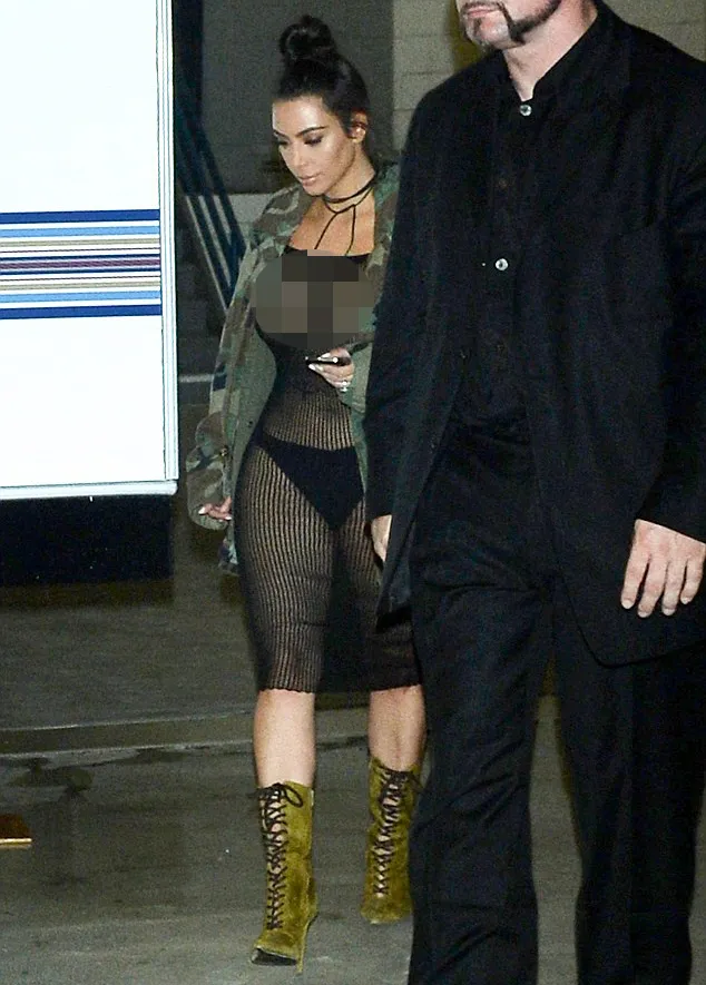 Kim pamer lingerie lewat dress ini © dailymail.co.uk
