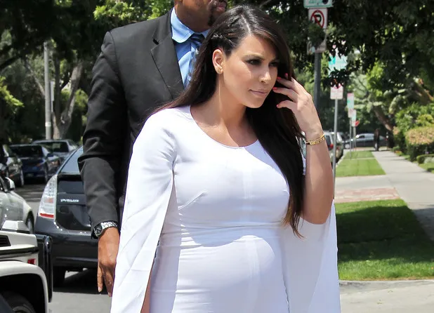 coba tebak, bayi kim kardashian mirip siapa ya?