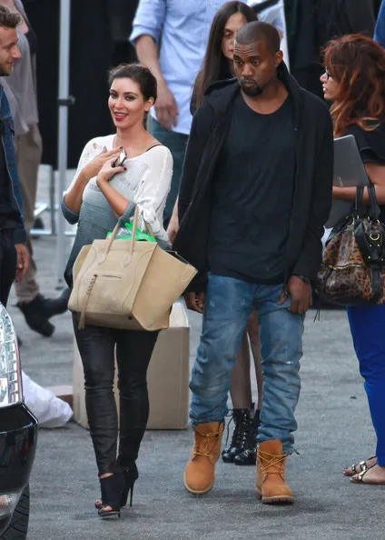 Kim juga terlihat pendek di sebelah Kanye @ istimewa