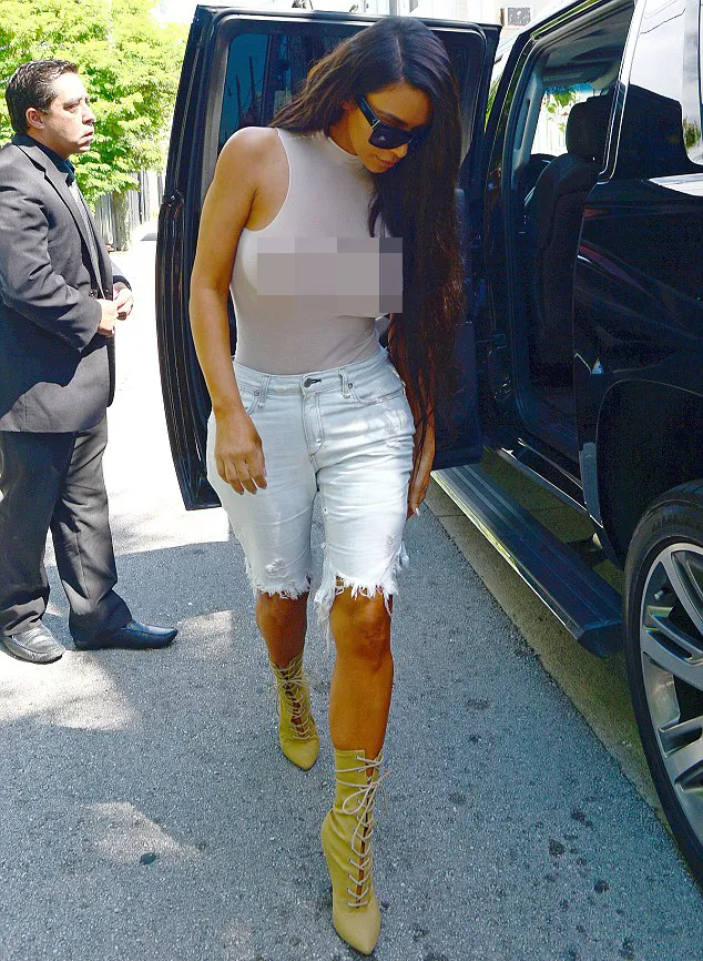 Kim pamer area intim © dailymail.co.uk