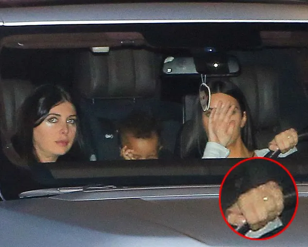 Kim masih pakai cincin kawin © dailymail.co.uk