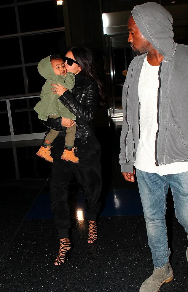 Ciuman Kim Kardashian untuk anaknya @ dailymail.co.uk