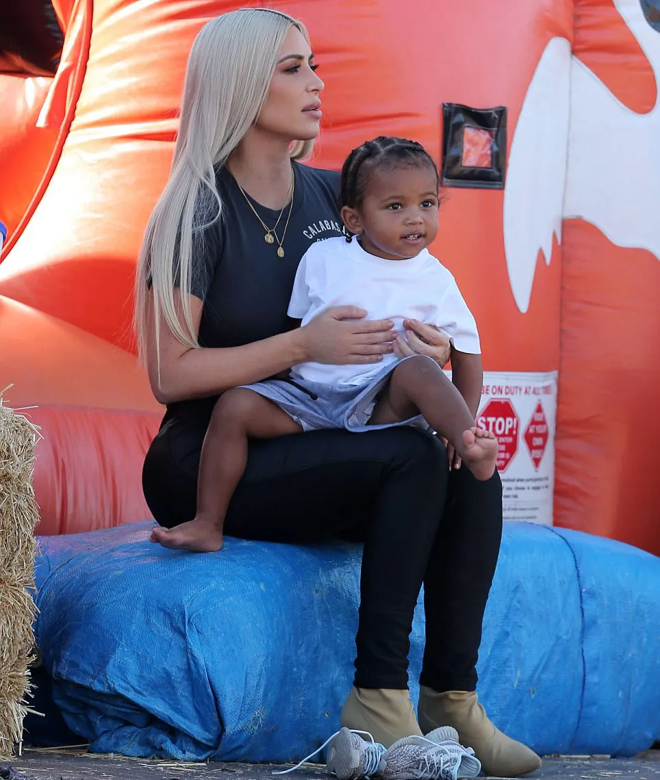 Membebaskan anak-anaknya bermain, Kim tetap berada di dekat mereka © dailymail.co.uk