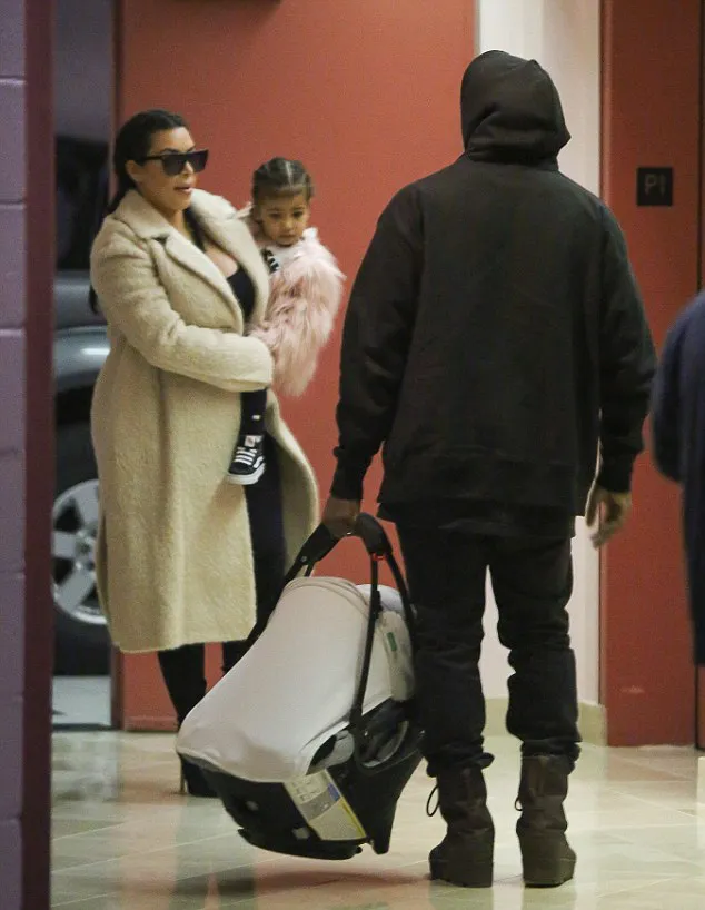 Kim dan Kanye tetap menyembunyikan wajah Saint © dailymail.co.uk