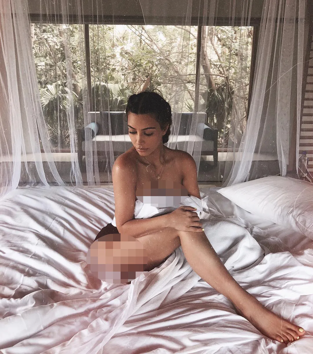 Pose topless Kim yang diabadikan Kanye West © instagram.com/kimkardashian