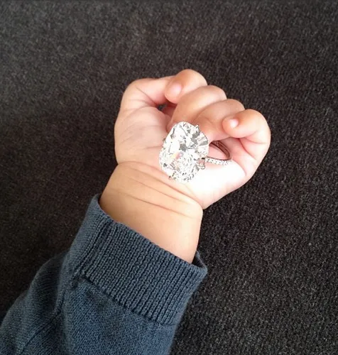 North West dan cincin pertunangan @ Instagram/KimKardashian