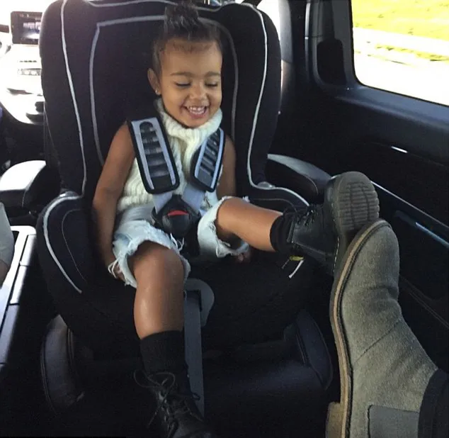 Wajah bahagia North saat bermain dengan ayahnya @ instagram.com/kimkardashian