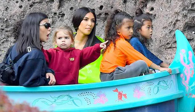 Kim ajak anaknya jalan-jalan ke Disneyland © MEGA via dailymail.co.uk