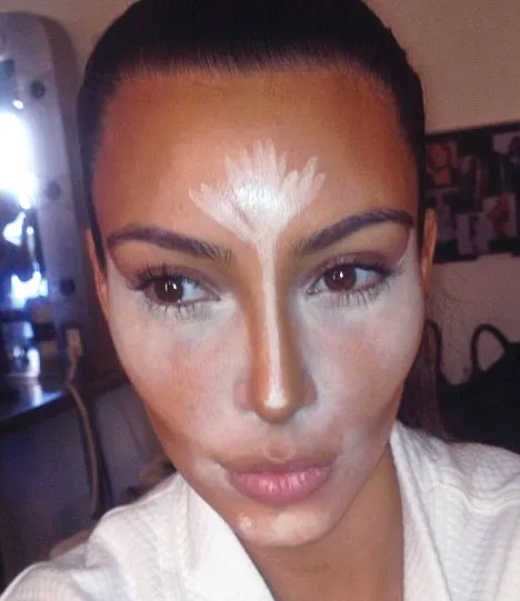 Beginilah cara Kim meng-contour wajahnya © flare.com
