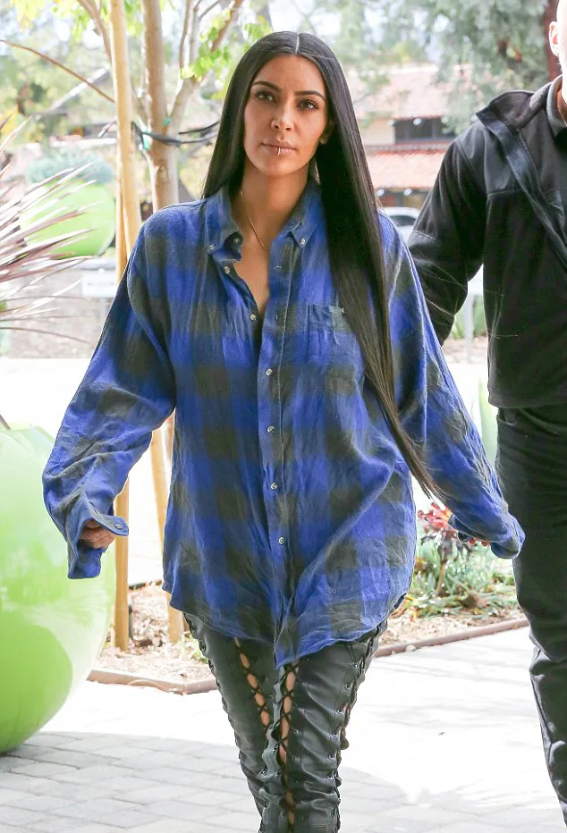 Kim pakai baju kumal, keren atau? © dailymail.co.uk