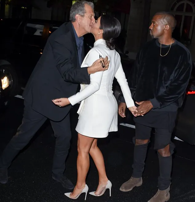 Cium pria lain di depan Kanye @ dailymail.co.uk/Vantagenews.co.uk