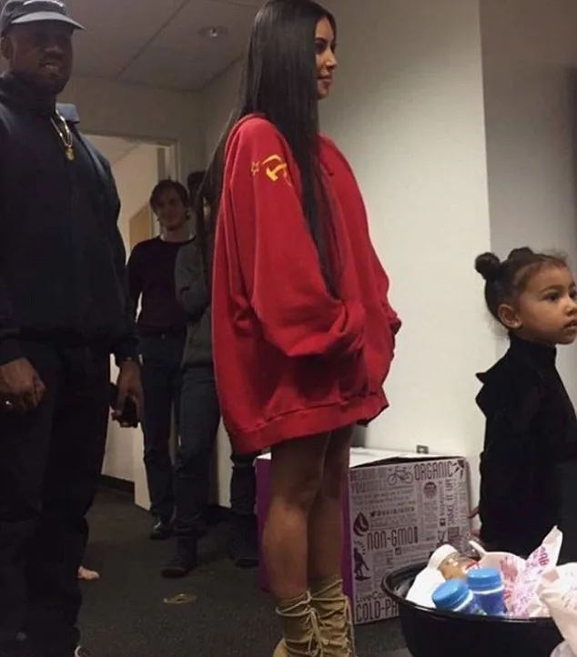 Kim dan Kanye terlihat baik-baik saja © dailymail.co.uk