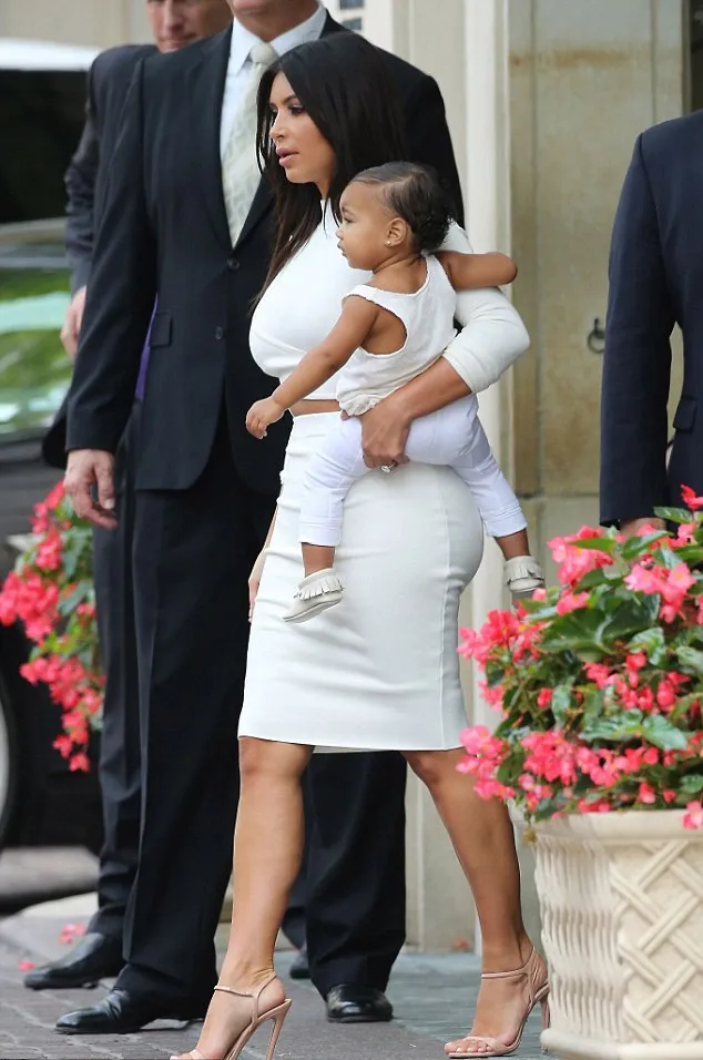 Kim Kardashian dan anaknya @ dailymail.co.uk