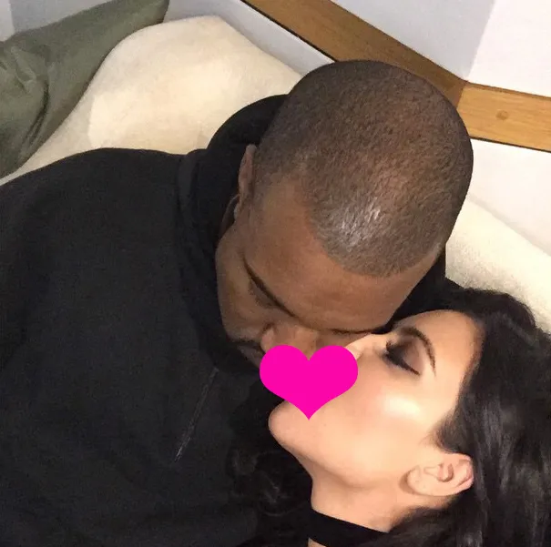 Kim jilat Kanye @ instagram.com/kimkardashian