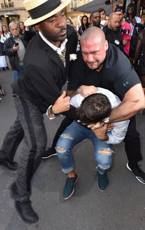 Masih berani serang Kim saat ada bodyguard bertubuh besar di sampingnya? Nggak kapok sih! © dailymail.co.uk