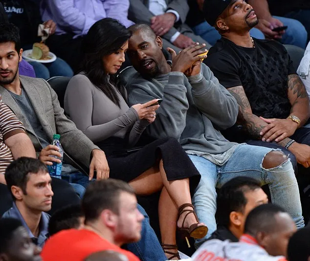 Kim Kardashian dan Kanye West @ dailymail.co.uk
