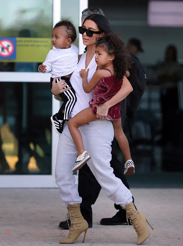 Inilah bukti jika Kim benar-benar super mom! © dailymail.co.uk