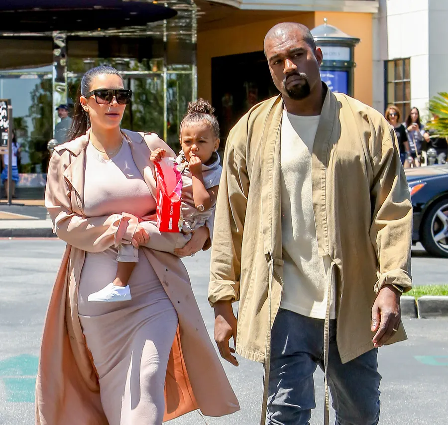 Kim Kardashian dan Kanye West akan membaptis anaknya di Israel Maret tahun depan © Splashnews.com