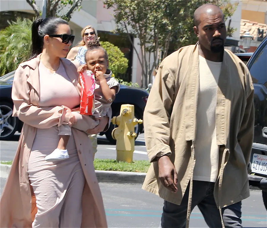 Kim Kardashian bakal segera melahirkan © Splashnews.com