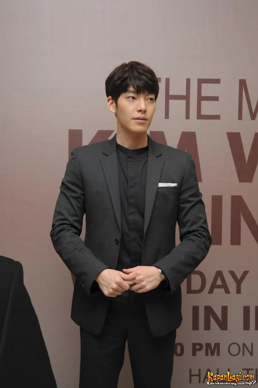 Mungkin gini ya, gaya Kim Woo Bin kalau jadi karyawan kantoran © KapanLagi.com®/Bayu Herdianto