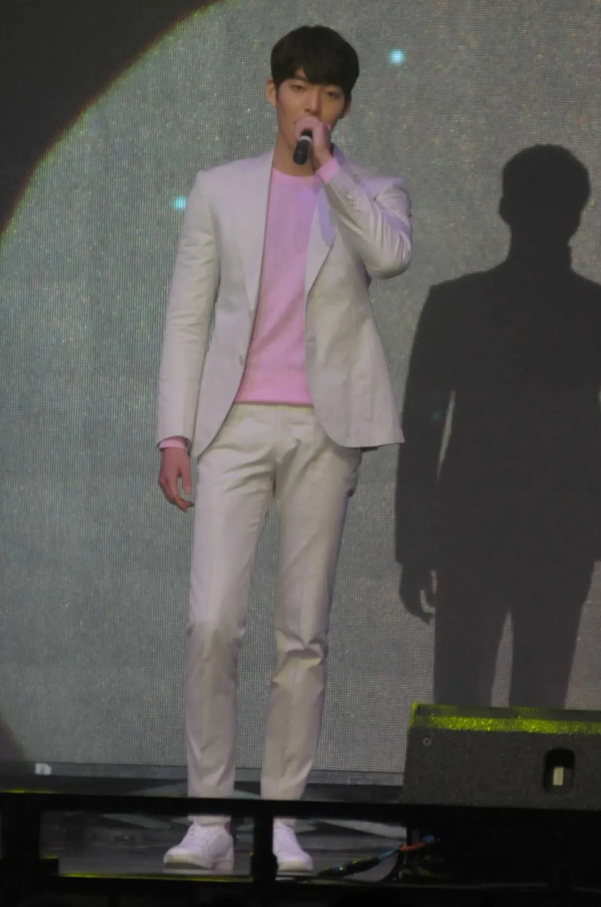 Pakai baju apapun, Kim Woo Bin selalu tampak fashionable kan? © KapanLagi.com®/Bayu Herdianto
