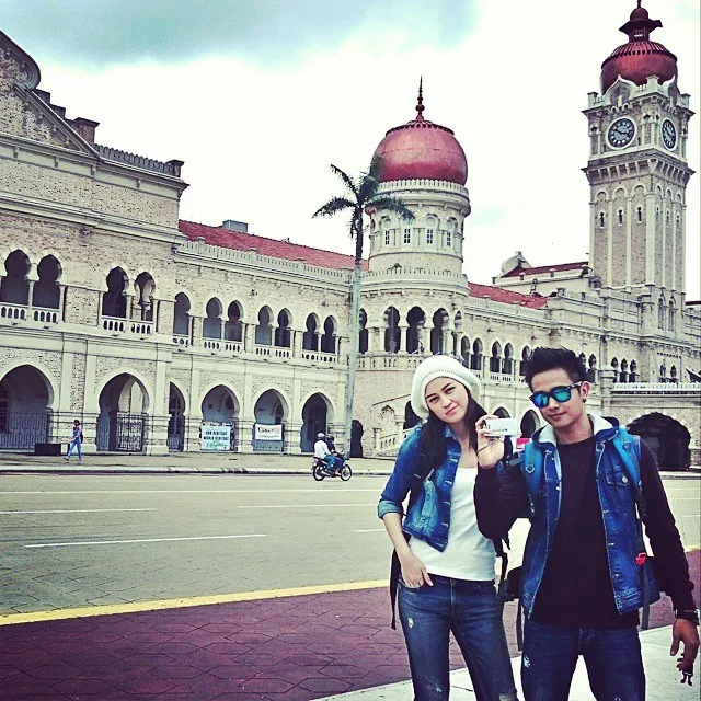 Kim & Ajun pose bareng di depan Kellie's Castle / © Ajun Instagram