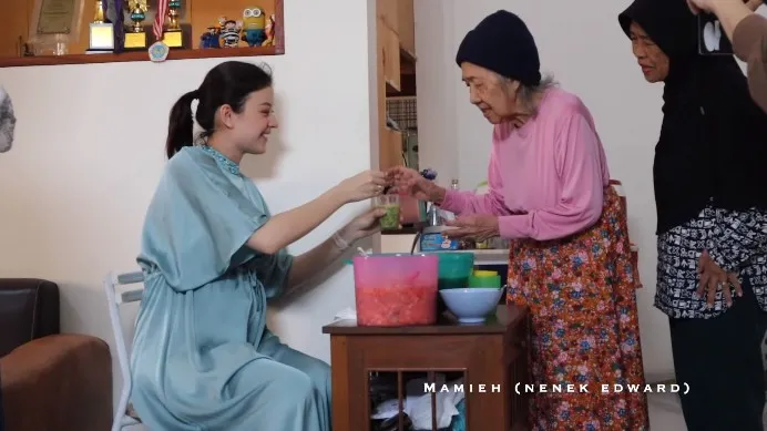 Kimberly Ryder jualan dawet. (credit: Youtube.com/edward kimberly)