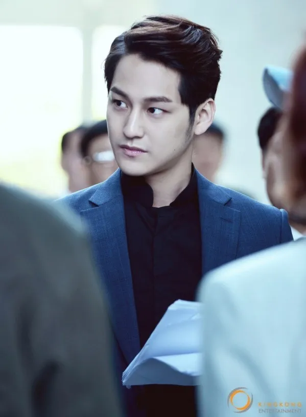 Kim Bum penuh perhatian hadiri pernikahan penggemar. ©kpopherald.com