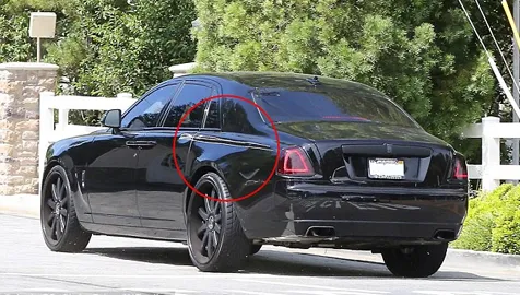 Salah satu sudut mobil yang jadi korban tabrakan @ dailymail.co.uk/x17Online.com