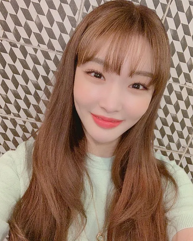 Credit: instagram.com/chungha_official