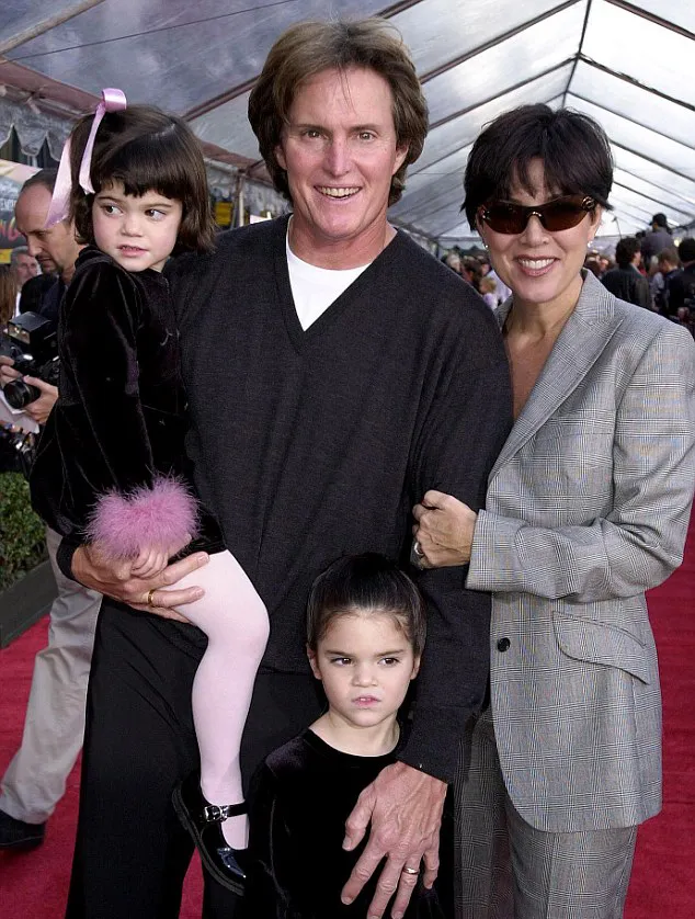Bruce dan Kris, didampingi oleh dua putri mereka @ AFP