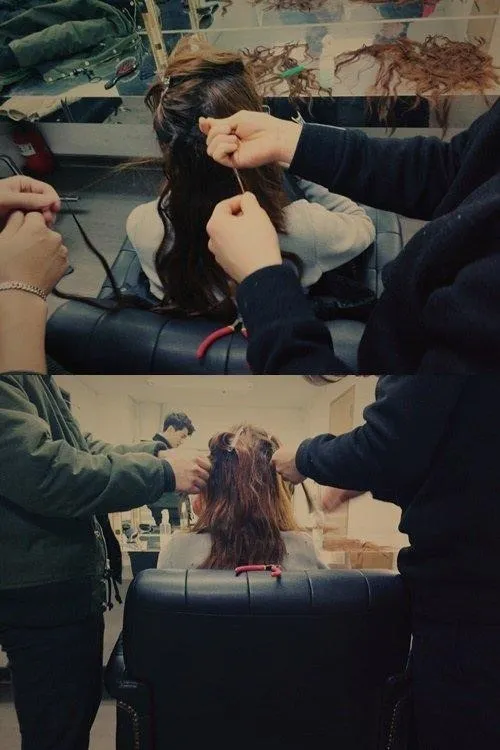 Kim Go Eun saat para hair stylist menata rambut keriting Hong Seol. © Jangin Entertainment