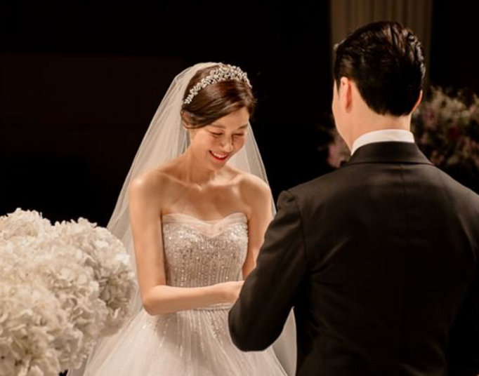 Kim Ha Neul resmi menikah. © soompi.com