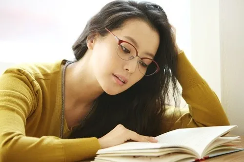 Tak sekedar cantik, Kim Hee Sun juga cerdas. ©soompi.com