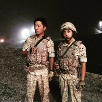 Kim Min Suk menangis saat bertemu dengan Jin Goo di reunian bintang DESCENDANTS OF THE SUN. ©soompi.com