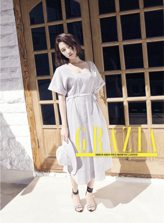 Kim Ji Won saat pemotretan dengan majalah Grazia. © Grazia