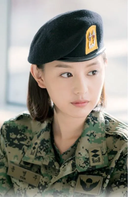 Kim Ji Won menuai 'panen' popularitas Descendants of the Sun. © soompi.com
