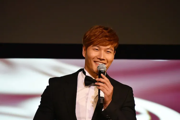 Kim Jong Kook saat menerima penghargaan mewakili tim Running Man. @dramafever.com