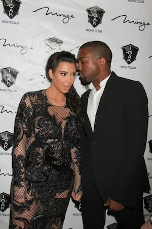Kim Kardashian dan Kanye West @ showbizspy.com