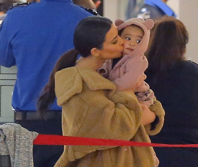Kim Kardashian dan anaknya @ dailymail.co.uk